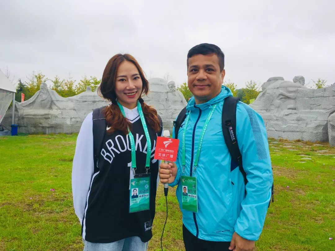 上海代表团水族运动员杨勇,西藏代表团藏族运动员格桑多吉,畅谈参加第