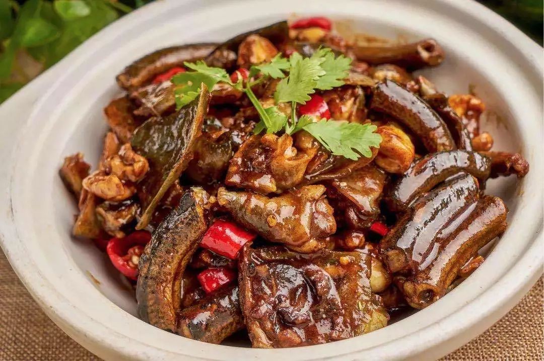 不管是家养还是野生的黄鳝,都带有颚口线虫.