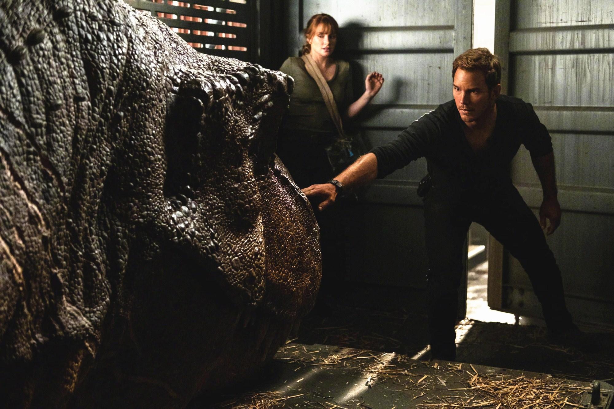 侏罗纪短片曝细节成年异特龙登场人类与野外恐龙首次碰撞