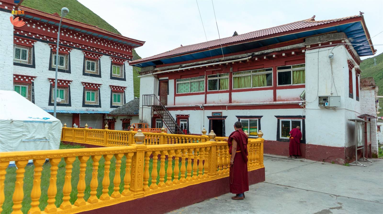 成都亚丁十日行之居里寺壁画百年紧挨着天葬台独有木雅藏戏