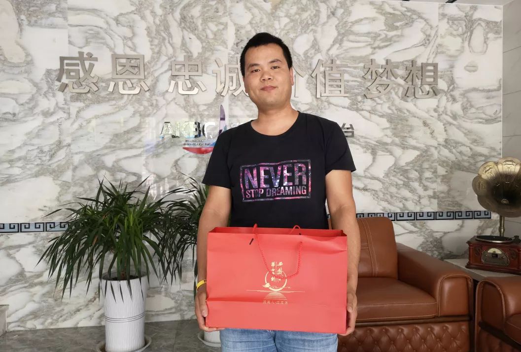 吴朝主持人:汀子幸运听众:杨晓红主持人:康锋幸运听众:邓良涛主持人