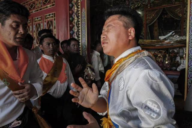 青海同仁摄影团作品分享,作品名称:《法师》