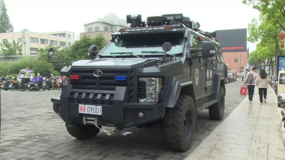 霸气全新警用装甲车亮相浦口街头黑恶分子颤抖吧