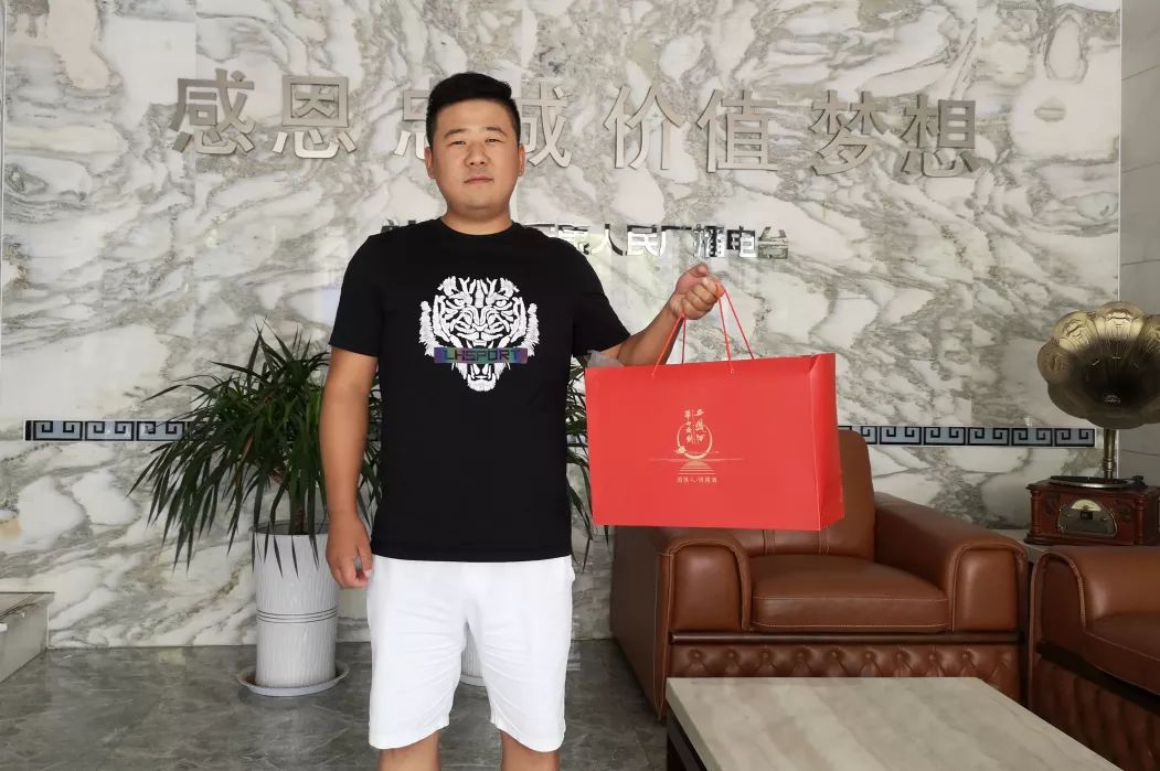 吴朝主持人:汀子幸运听众:杨晓红主持人:康锋幸运听众:邓良涛主持人