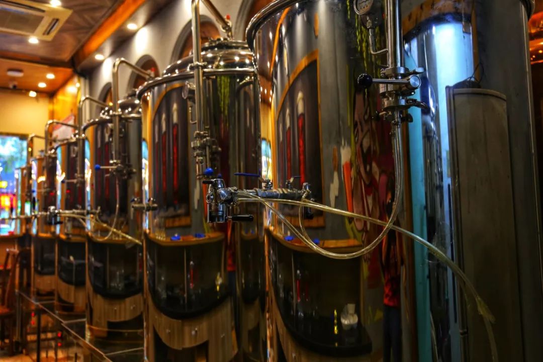 望月路这家精酿啤酒屋,撩动夜归人的心!去了就不想走!