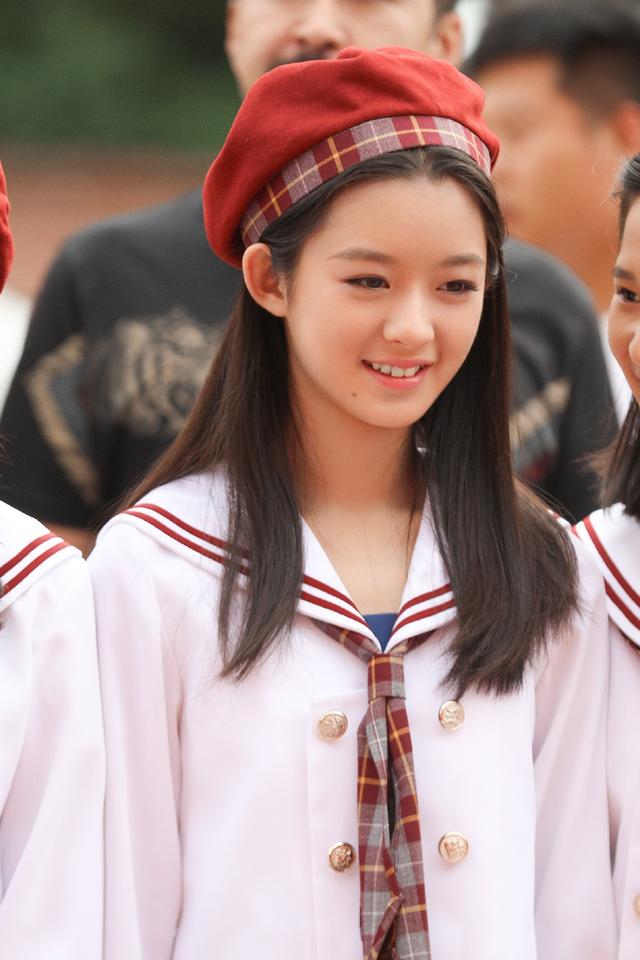 最近,儿童剧《我爱甜甜圈》开播,黄杨钿甜在剧中担任女主角.