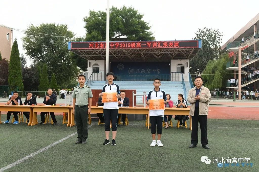 我校举行高一新生军训汇报表演