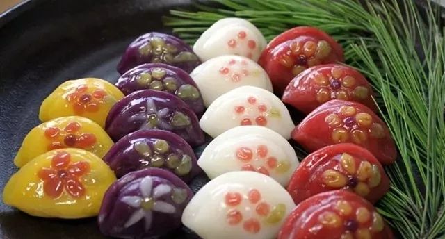 按照朝鲜族故有习俗,中秋节的代表性食品是松饼.