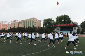 我校举行高一新生军训汇报表演