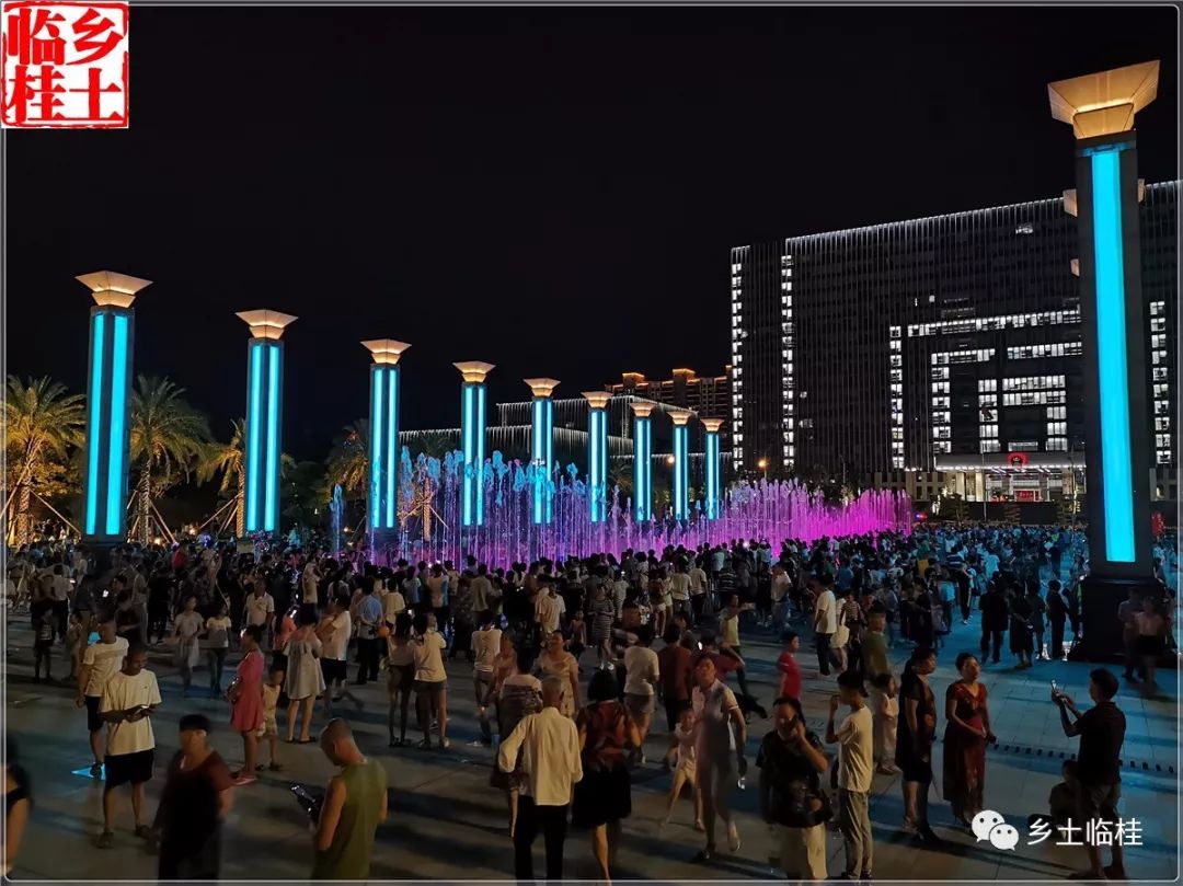 今夜临桂区市民广场人山人海好嗨哟你在场吗