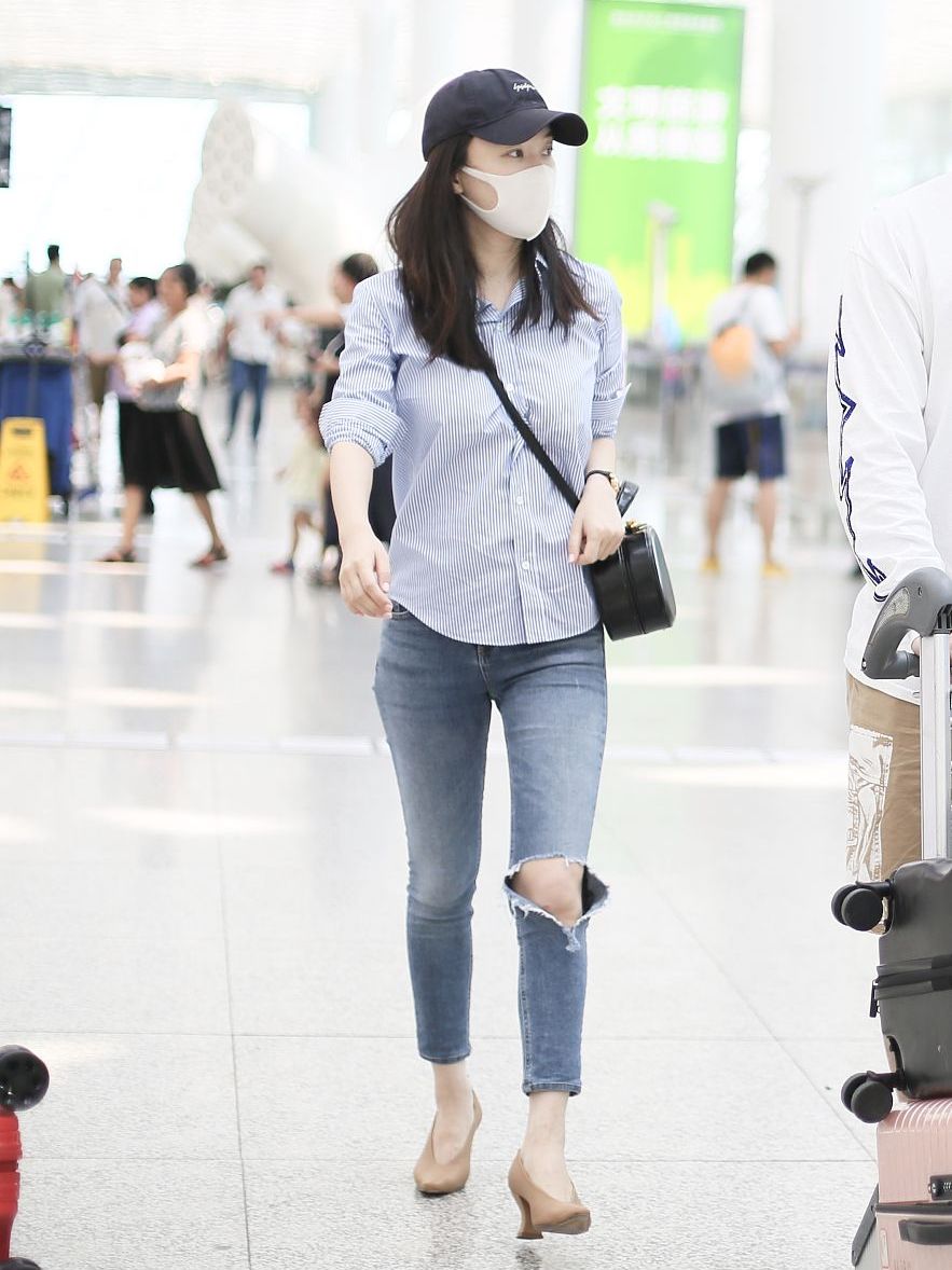 杜江一家3口亮相机场霍思燕衬衫配破洞牛仔裤好时髦真接地气