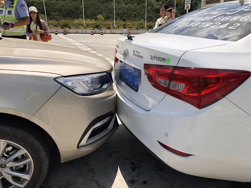 出高速路时两车追尾,为何前车被判全责