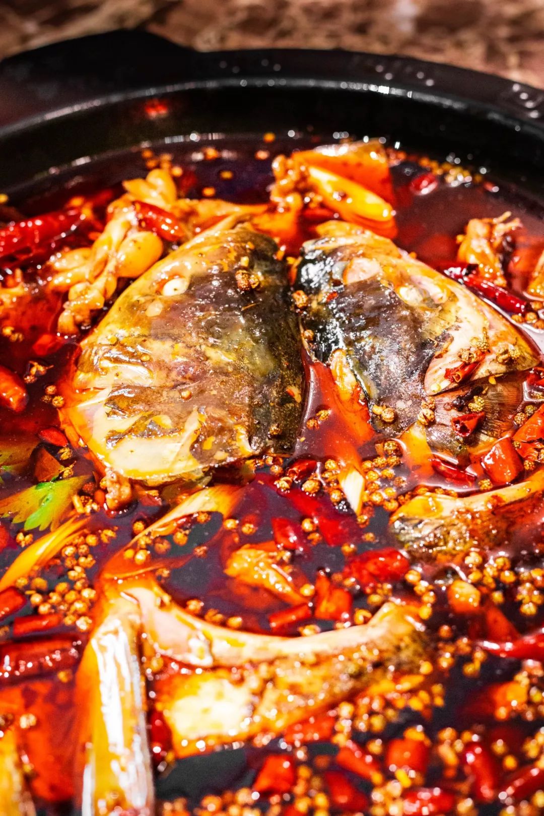 重庆美蛙鱼头：一锅麻辣鲜香，凭什么让人排队也要吃