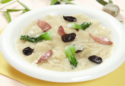 上桌的头菜是三鲜皮肚.最后一道菜必然是条鱼.