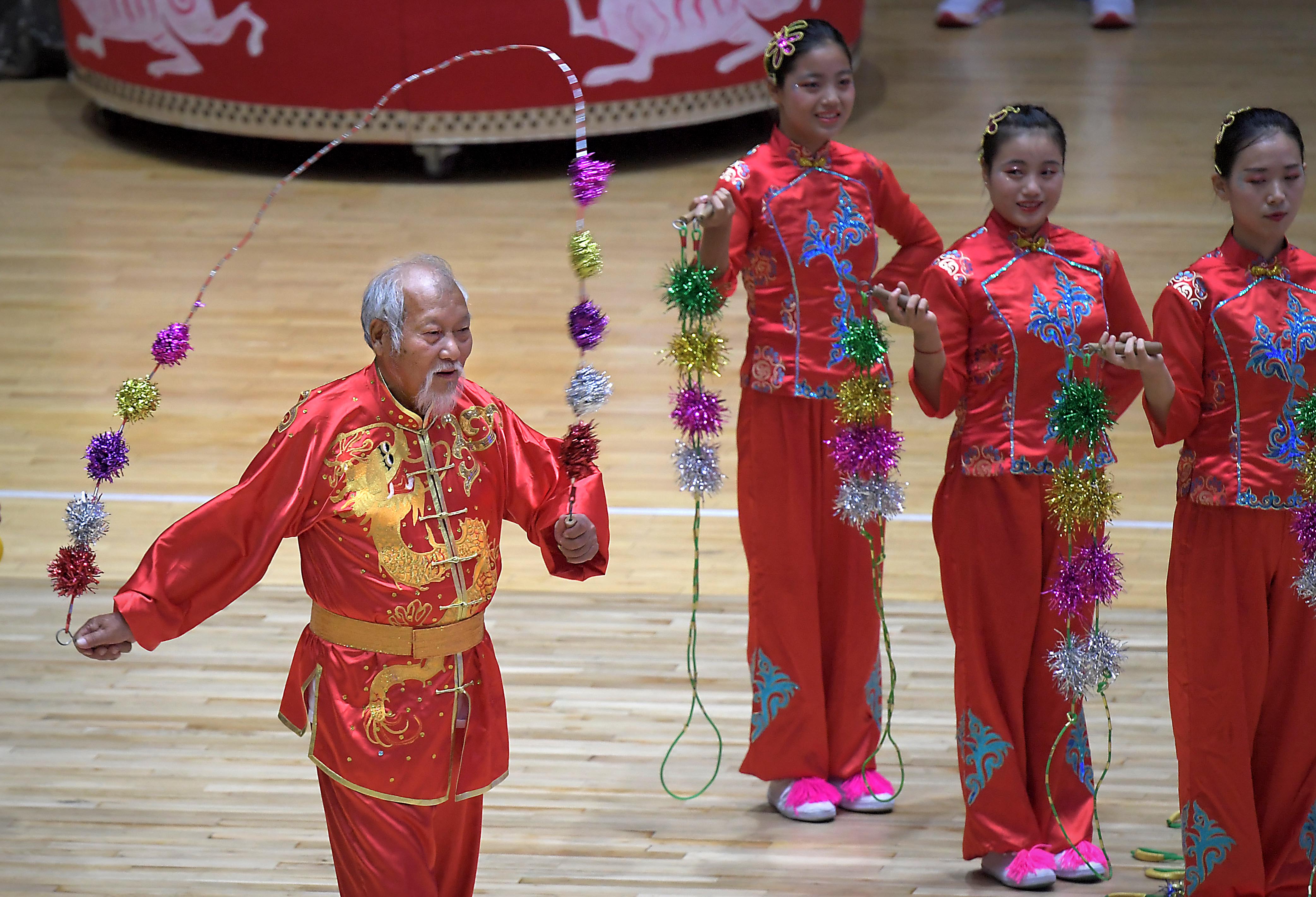 81岁的胡安民是满族人,人称"跳绳王.在