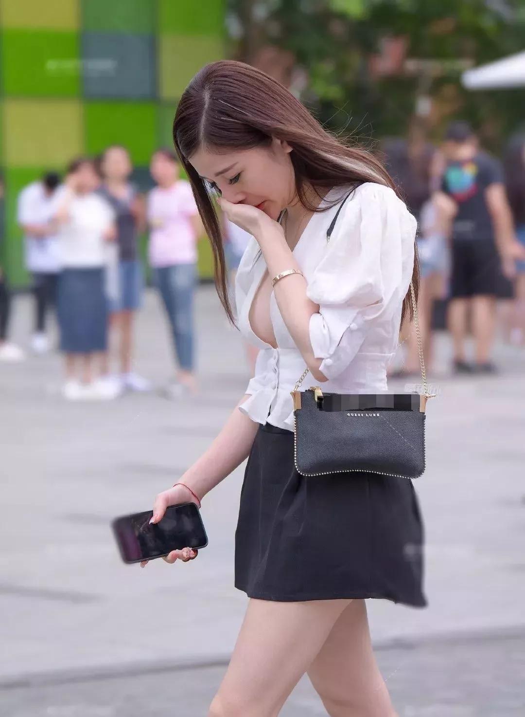 街拍美女时尚深v穿搭