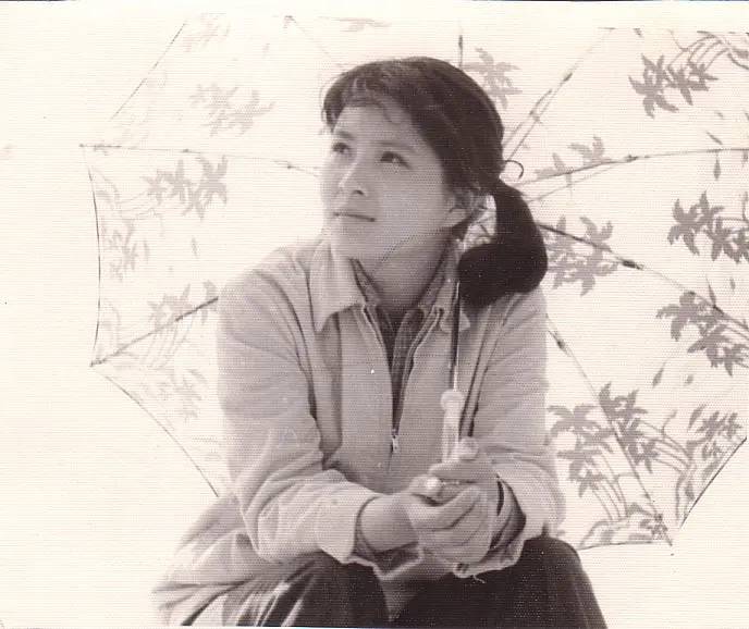 61岁李羚因戏生情,嫁给大13岁演员李克己,如今一家生活幸福