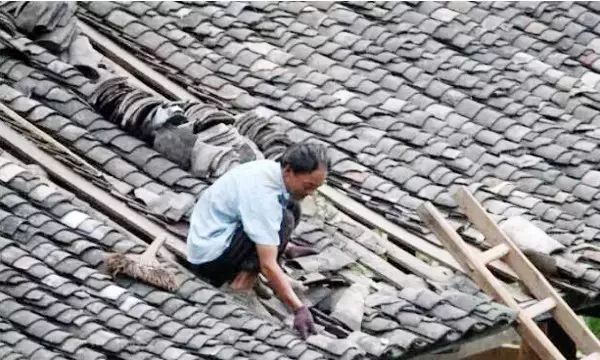 那时候的瓦匠主要工作是农村盖新房子的时候盖瓦或是给旧房子翻瓦