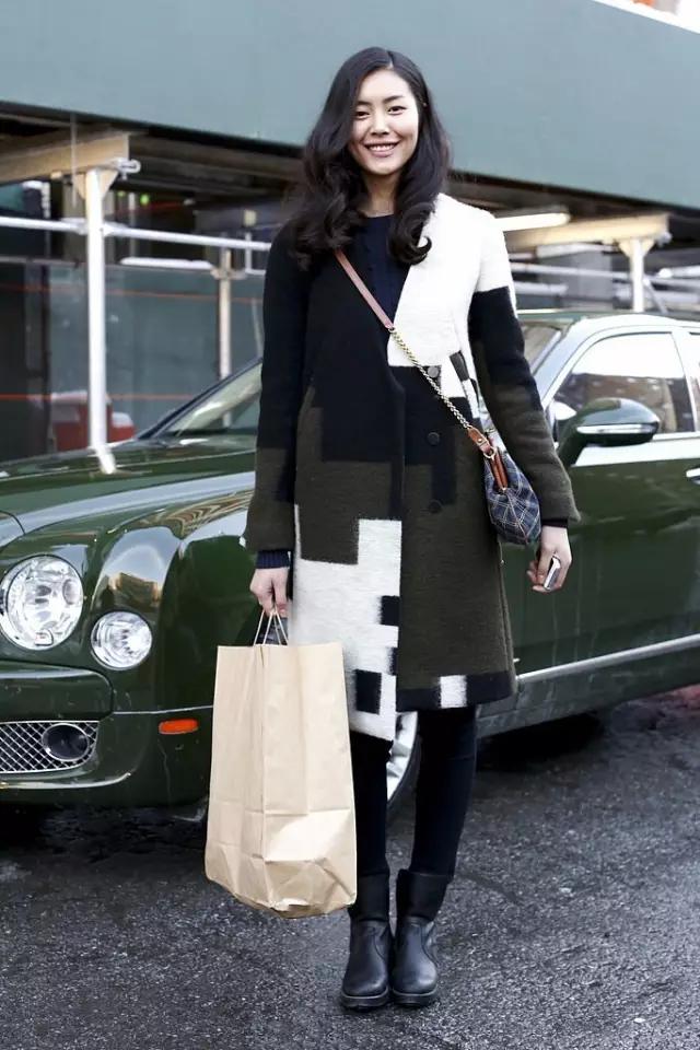 周冬雨大玩拼色风格橙黑撞色防风衣搭骑行裤妥妥一枚酷女孩