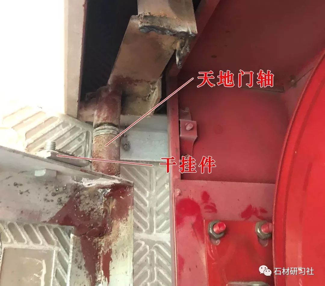 消防箱宽度 300mm,洞口的深度需〉消防箱厚度 120mm;干挂石材装饰面