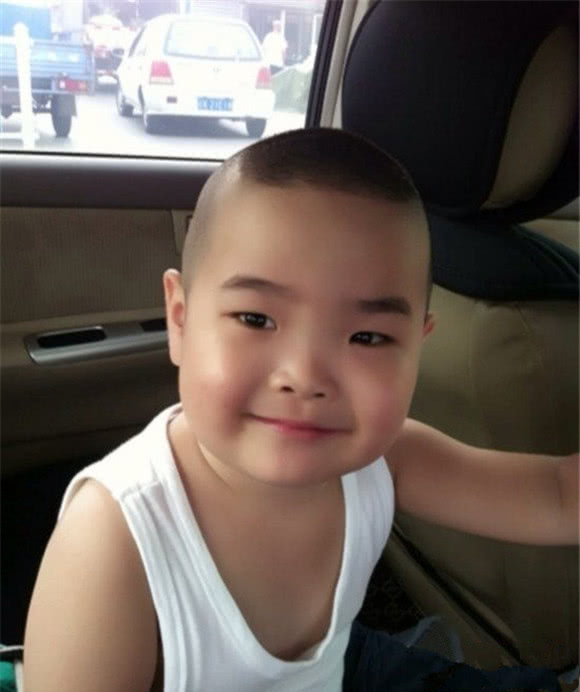 他出身星二代,小小年纪年赚百万养活全家,如今15岁长成这样_曹桐睿