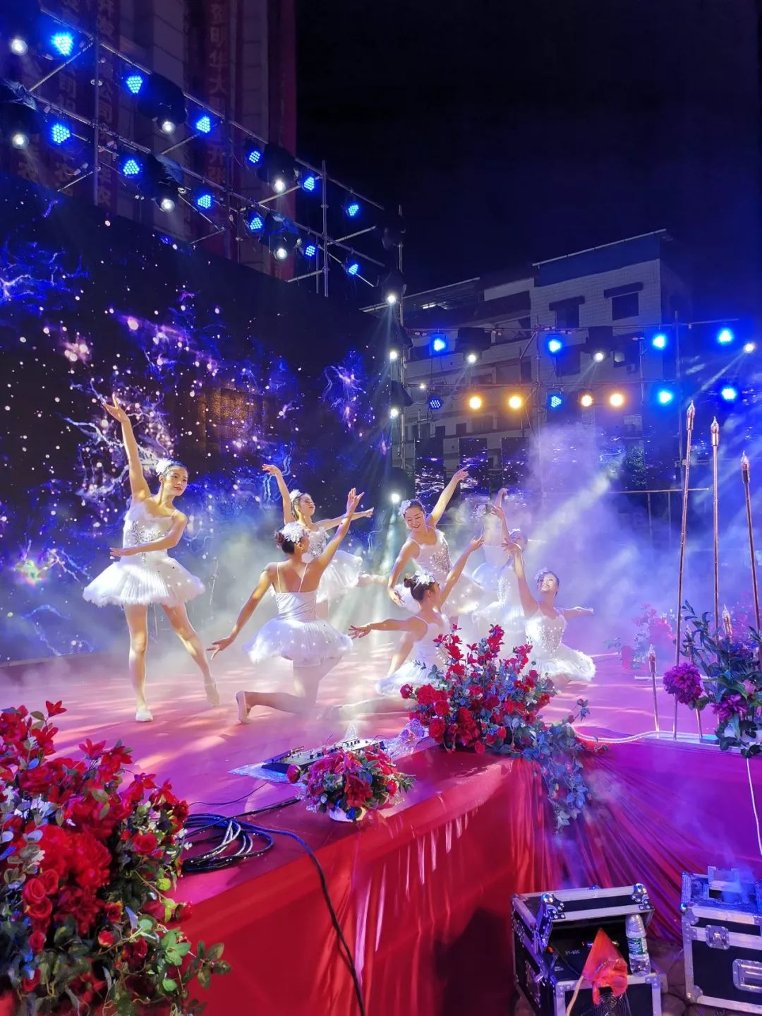 劲歌热舞金鼓一响黄金万两,醒狮恭祝明华大歌星ktv开业大吉.