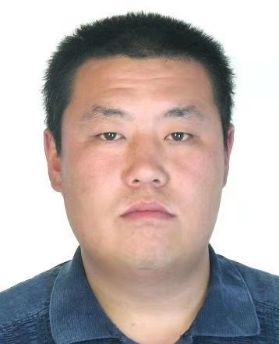 谢飞宇(在逃),男,33岁,蒙古族,户籍地:内蒙古突泉县突泉镇.