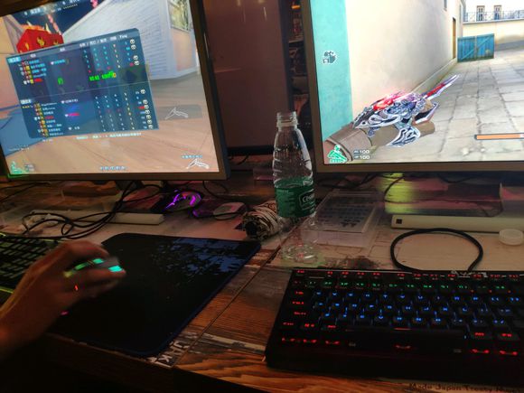 cf老哥网吧通宵不料身边来了个外挂小老弟网友表示上去锤他啊