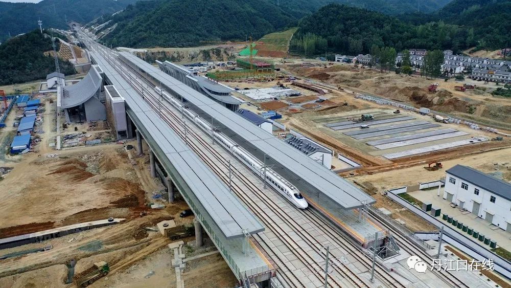 汉十高铁检测车经过丹江口这美怎么说