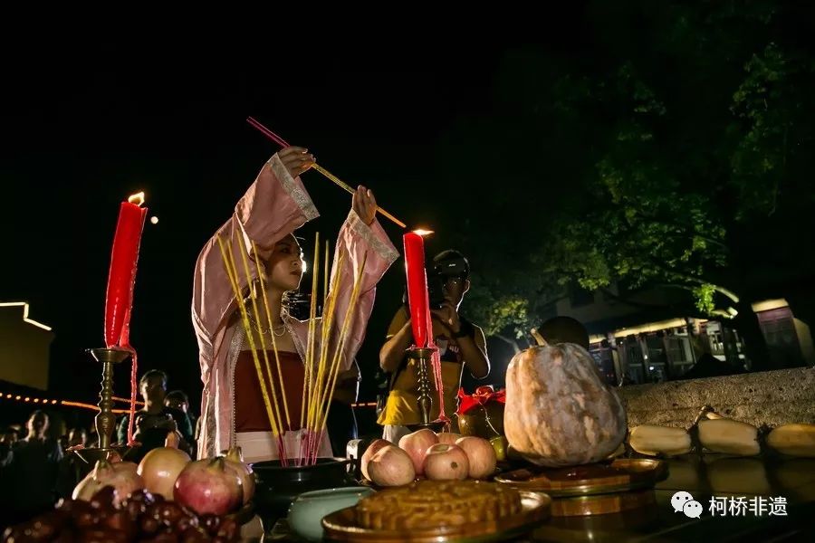 2019己亥年中秋祭月活动暨绍兴摊簧传承演出昨晚在安昌古镇举行