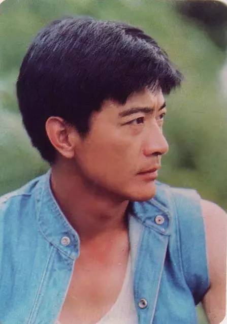 65岁帅气小生周里京妻子被杀害后淡出影视圈如今二婚抹平伤痛