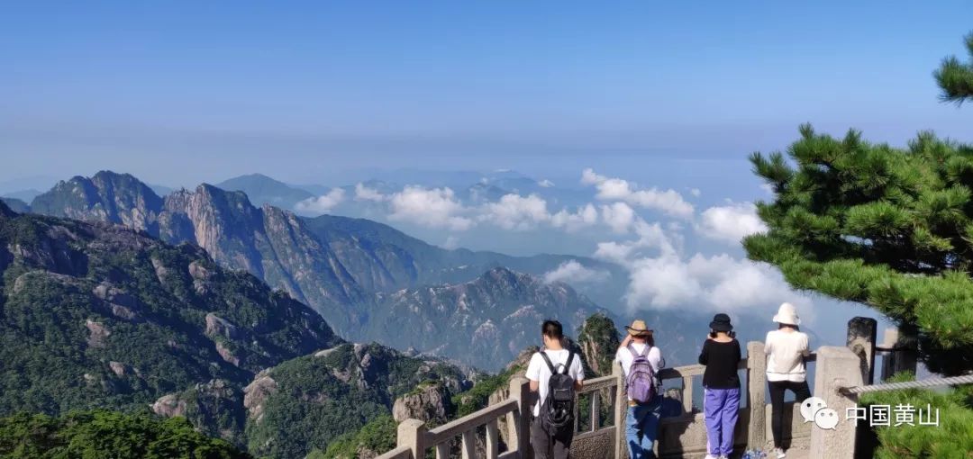 中秋小长假第二天:秋高气爽景色佳, 逾2万游客舒适游黄山