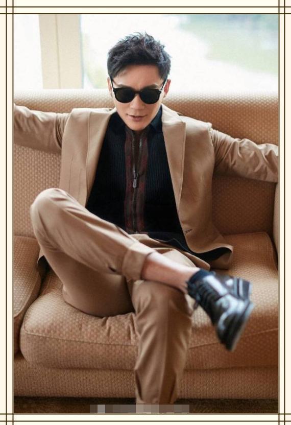 原创李晨发私照大秀逆天颜值!穿卡其色西装配黑色内搭,分手后更帅了