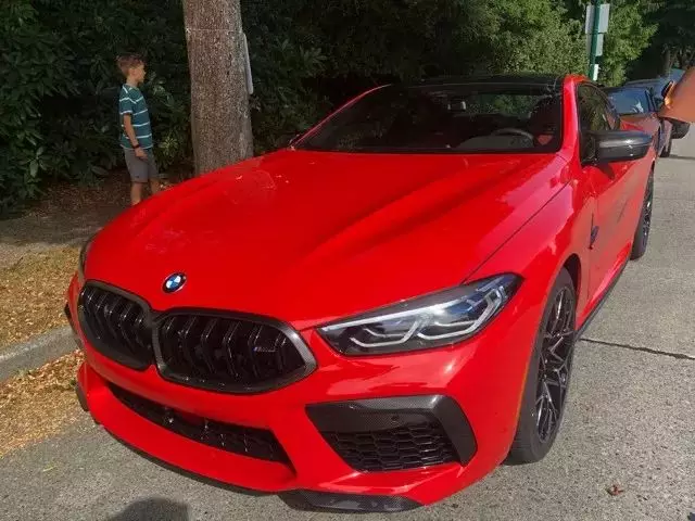 火红色宝马m8雷霆版,"沙包"大的排气管就问你喜不喜欢?