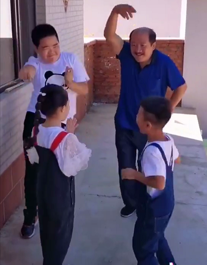 原创谢广坤与孙子孙女pk尬舞谢鹏飞才是天生的灵魂舞者