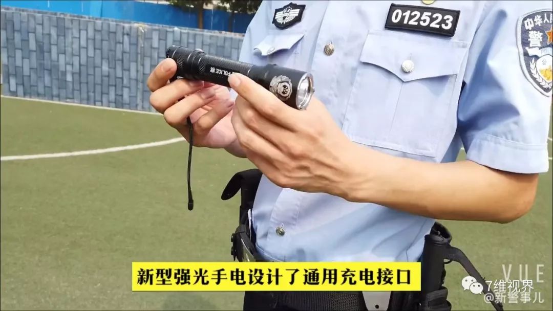 原創實戰第一新型單警裝備正式配發新式警服還會遠嗎