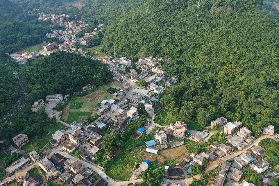 南岗镇位于连南县城以南的大山深处,那里群山起落,散布着多个瑶族同胞