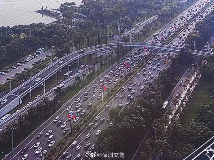 据@深圳交警 :天生我材必有用,高速一动都不动还没下班,深圳就开始堵