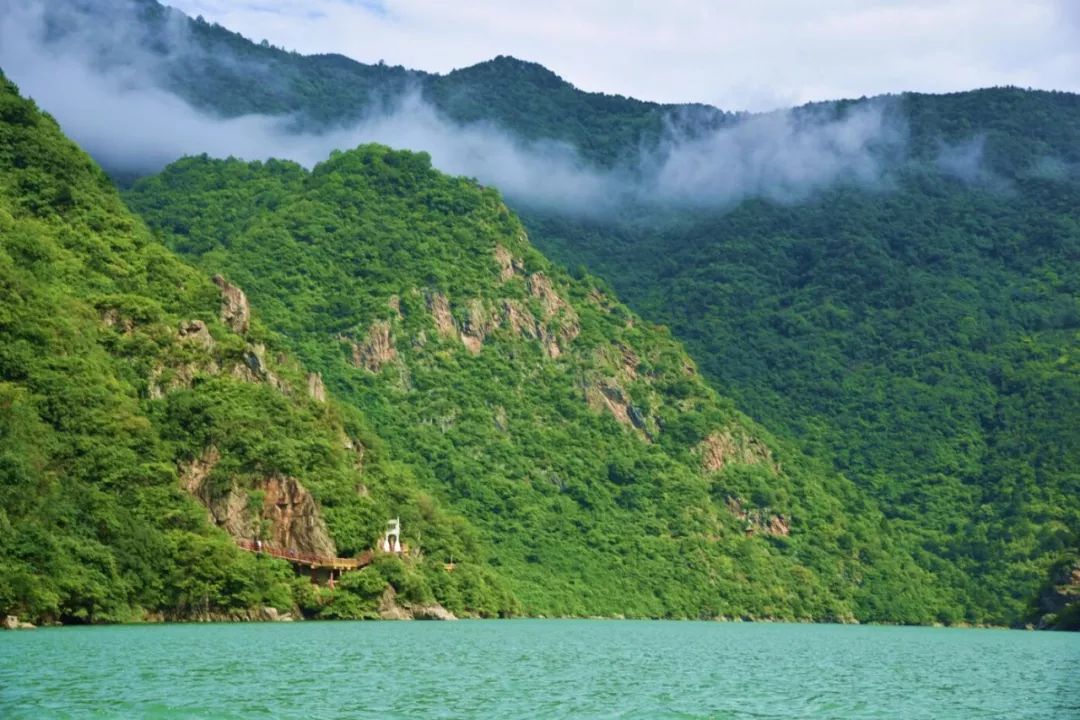 沿褒河河底的石階緩步向上,再沿著山路,緩緩爬上石門水庫大壩.