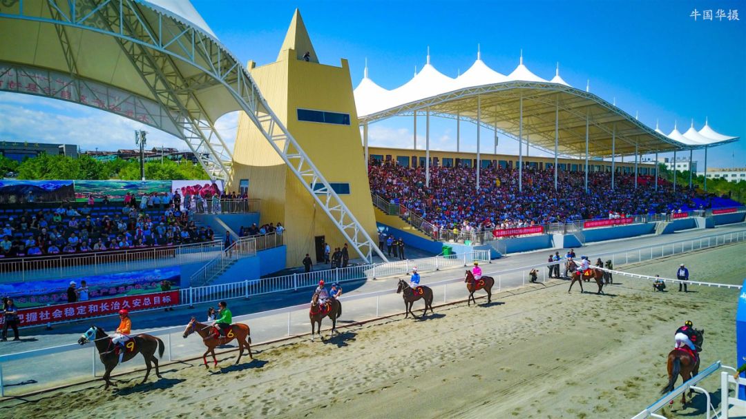 的鸣沙山,距今6500万年的原始胡杨林景区;县城内有哈扎纳特国际赛马场