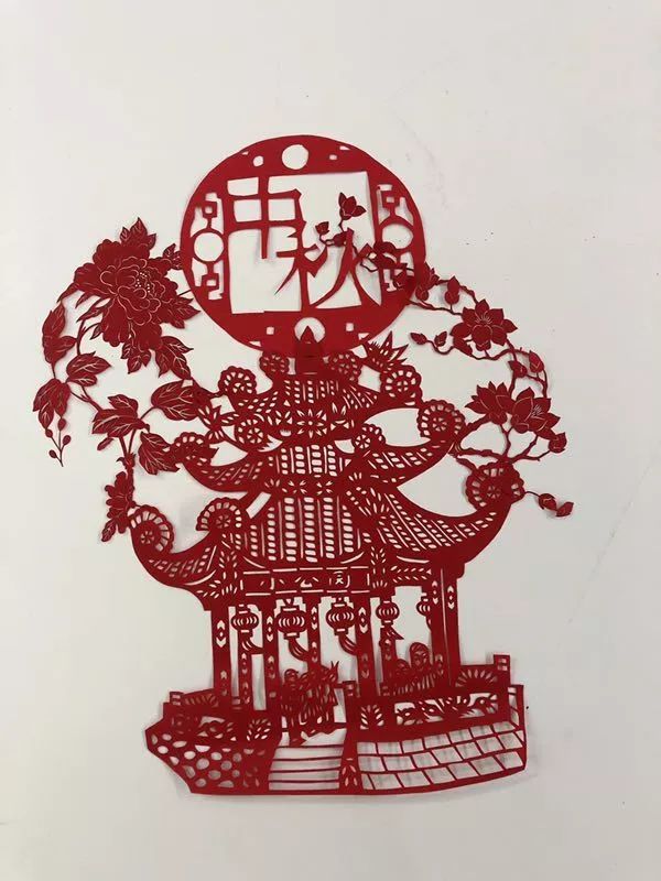 一把剪刀,一张纸,每逢过节,人们便将剪纸贴在家中窗户,墙壁,门和灯笼