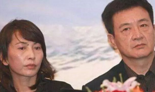 65岁帅气小生周里京妻子被杀害后淡出影视圈如今二婚抹平伤痛