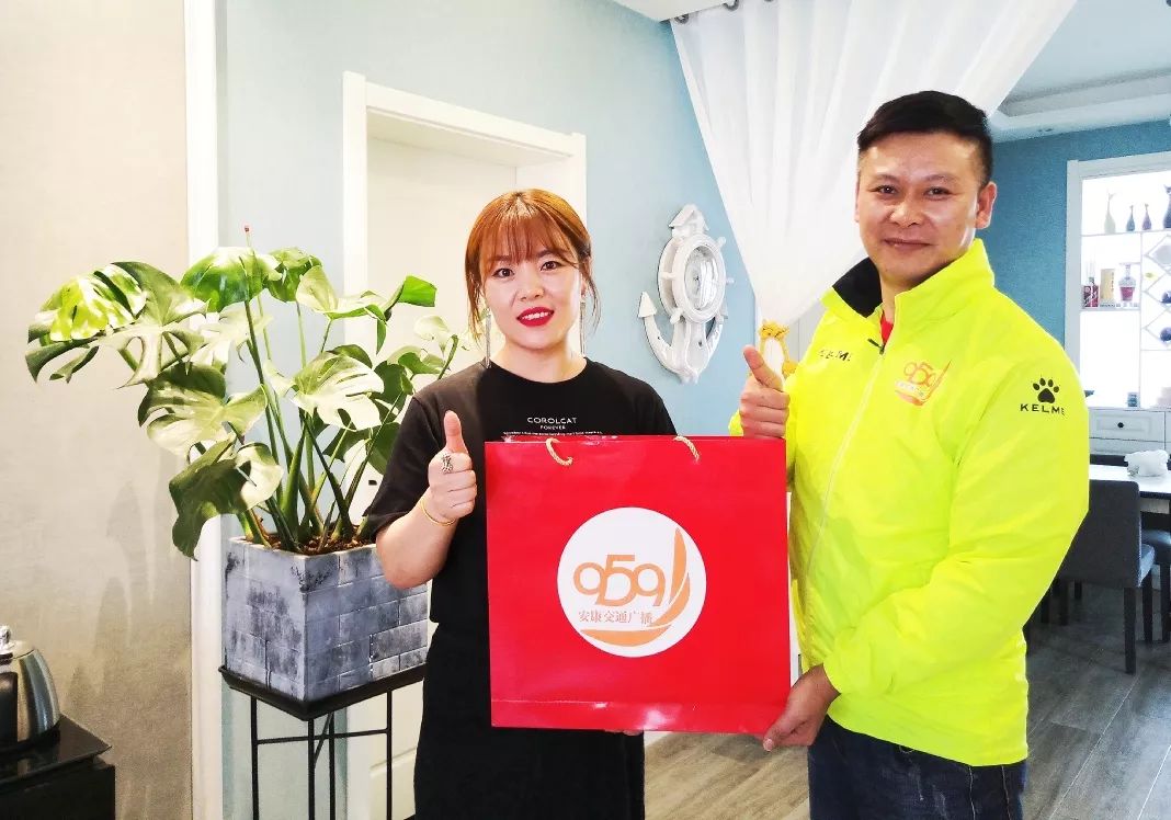 幸运听众:杨晓红主持人:康锋幸运听众:邓良涛主持人:乐乐幸运听众:罗