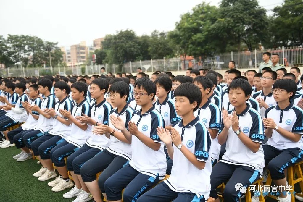 我校举行高一新生军训汇报表演