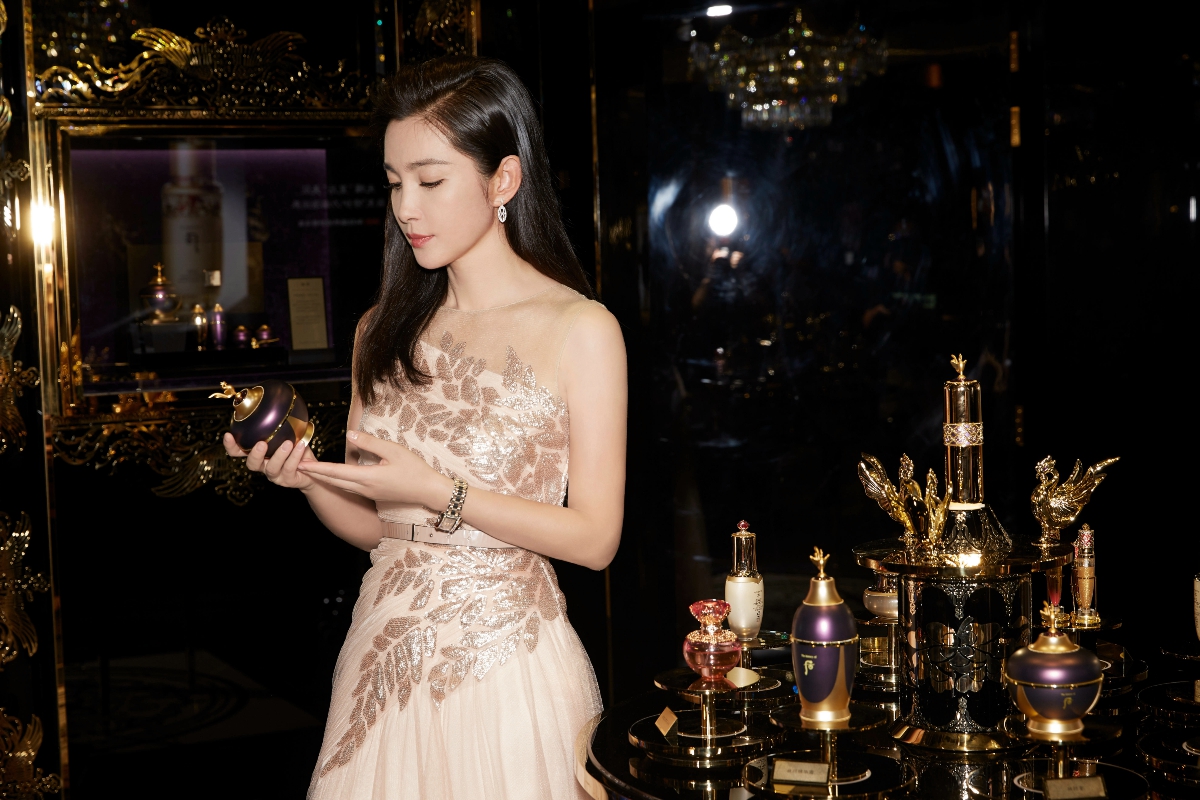 李冰冰裸色纱裙优雅亮相分享美肤秘诀