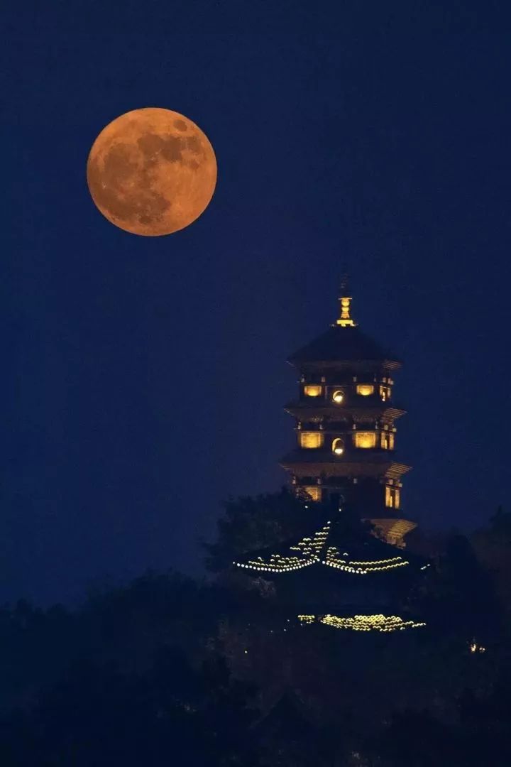 十五月亮十六圆如何利用月亮拍出有意境的照片