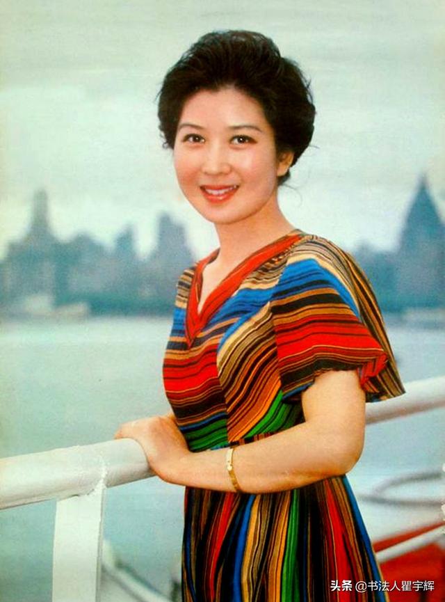 80年代的女明星,老照片中的吴海燕,恰如白莲花盛开在荷塘里