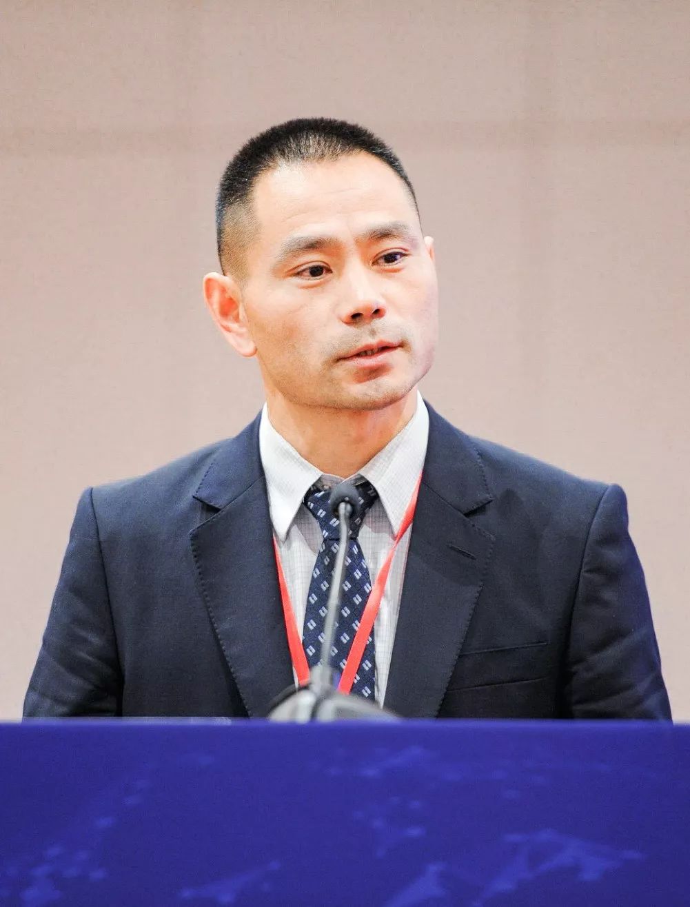 张玉峰副教授最后,英国伯明翰大学张玉峰副教授作了题为《企业如何在