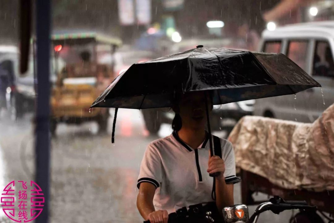 博白多路段在晚高峰期拥堵这群人在夜雨中护航归家路