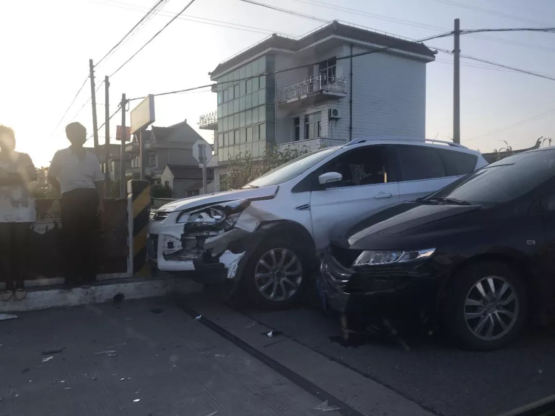 海門發生一起車禍,兩車車頭受損!_南通